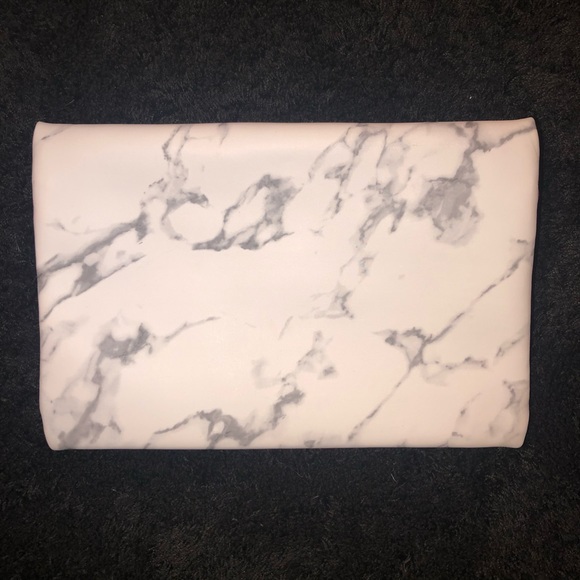 Kylie cosmetic bag. Bundle deal - Picture 15 of 16